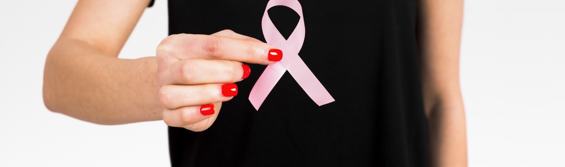 femme tenant un ruban rose symbole du cancer du sein