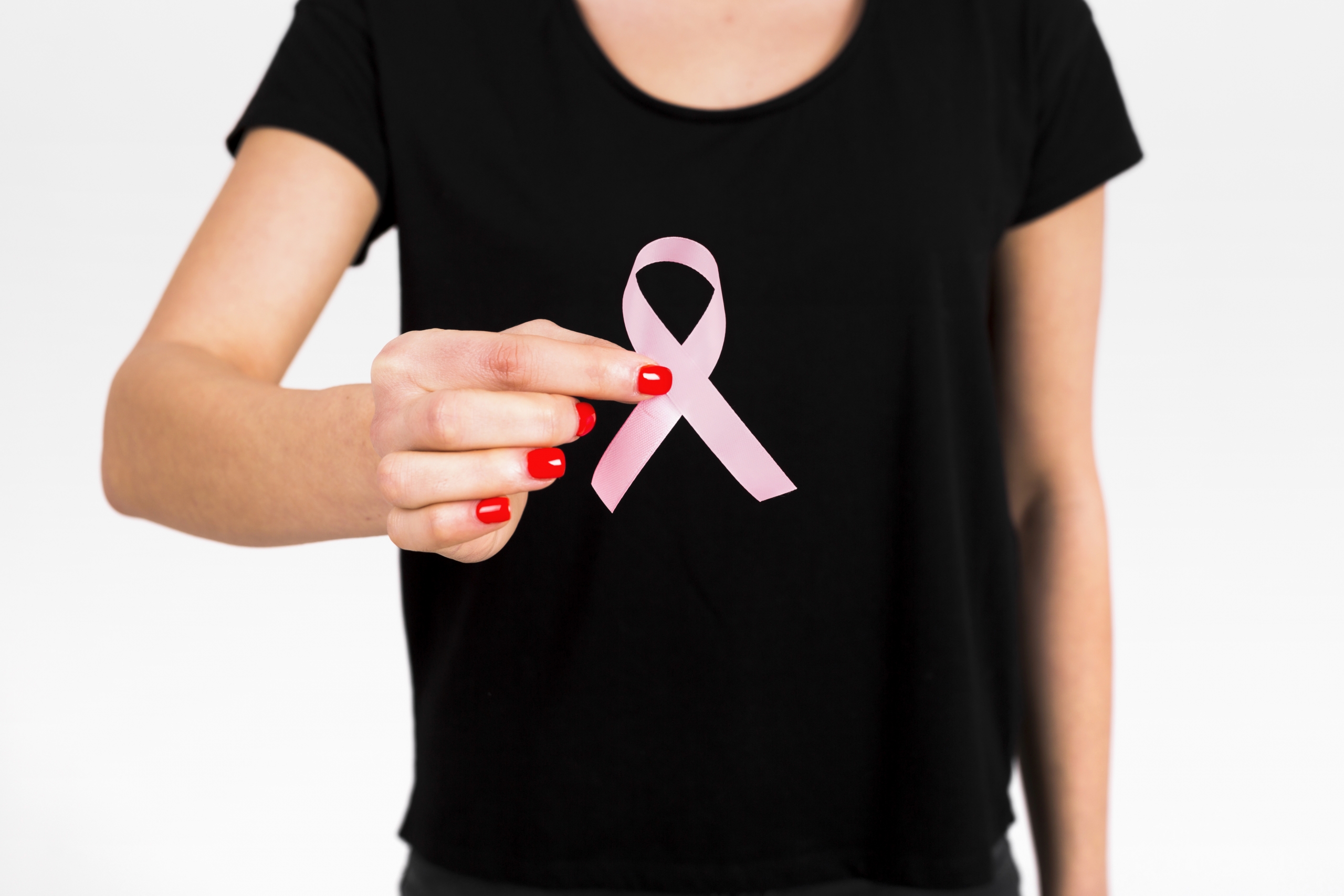 femme tenant un ruban rose symbole du cancer du sein