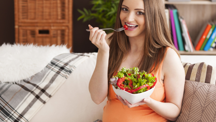 femme enceinte mange une salade
